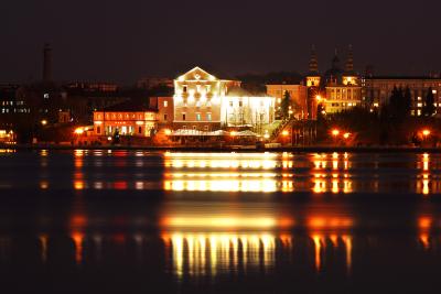 Вечерняя панорама Тернопольского пруда с освещенным замком